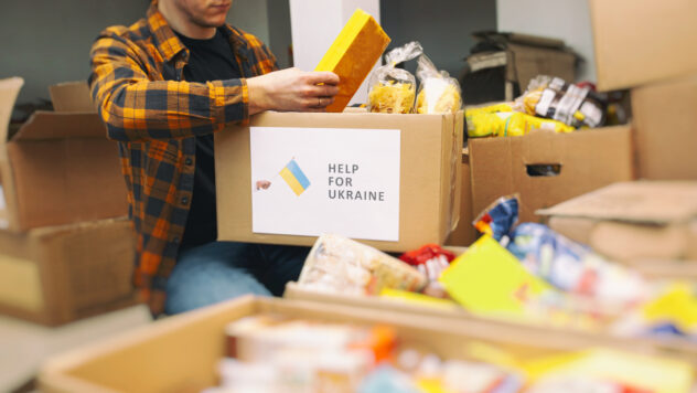 The volunteer packing the bag with groceries and necessary thing